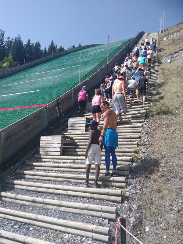 Montée des marches des tremplins olympiques de saut à ski