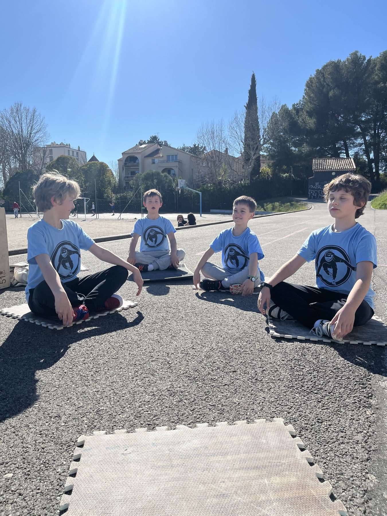 Le groupe assis en cercle avant la séance