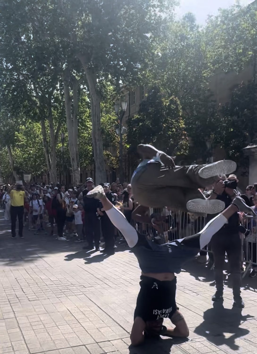 Démonstration d'Art du Déplacement devant le public sur le cours Mirabeau, Aix-en-Provence