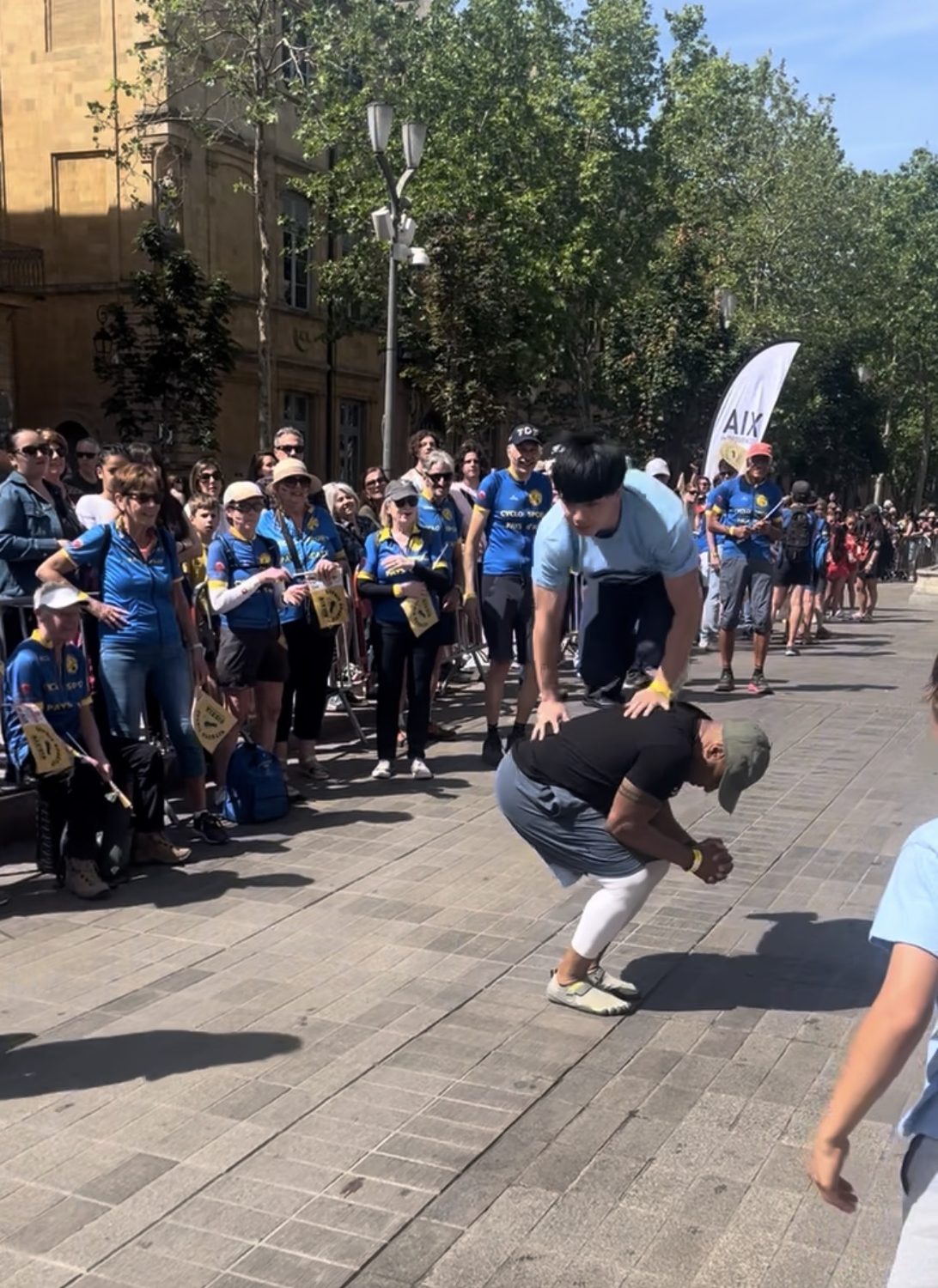 Un jeune franchit le coach lors d'une démonstration en centre-ville d'Aix