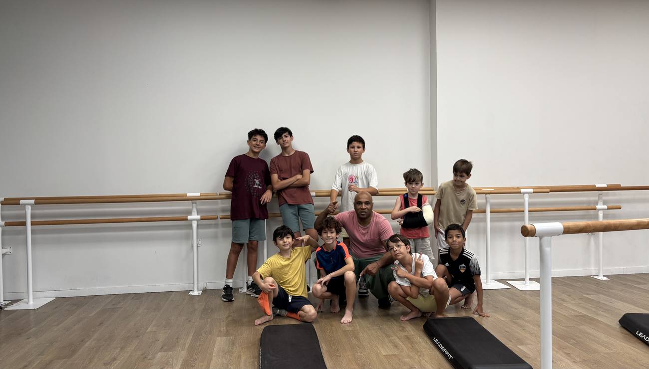 Groupe de jeunes pratiquants avec leur coach en salle