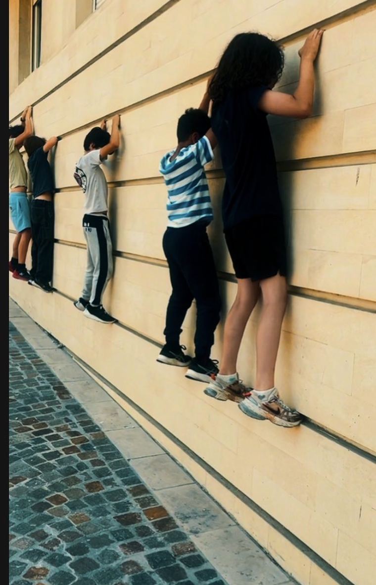 Jeunes pratiquants en équilibre sur un mur, Aix-en-Provence